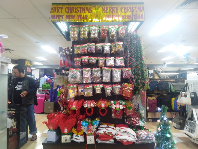Pernak-pernik Natal di Gramedia Pandanaran, dari Bandana Sampai Pohon Natal, Harga Mulai 25 Ribu