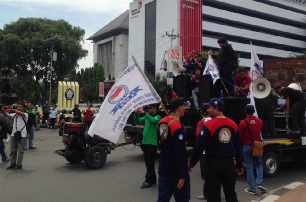 ribuan-buruh-berunjukrasa-di-depan-gubernuran-di-jalan-pahlawan-kota-semarang_20171115_103329.jpg