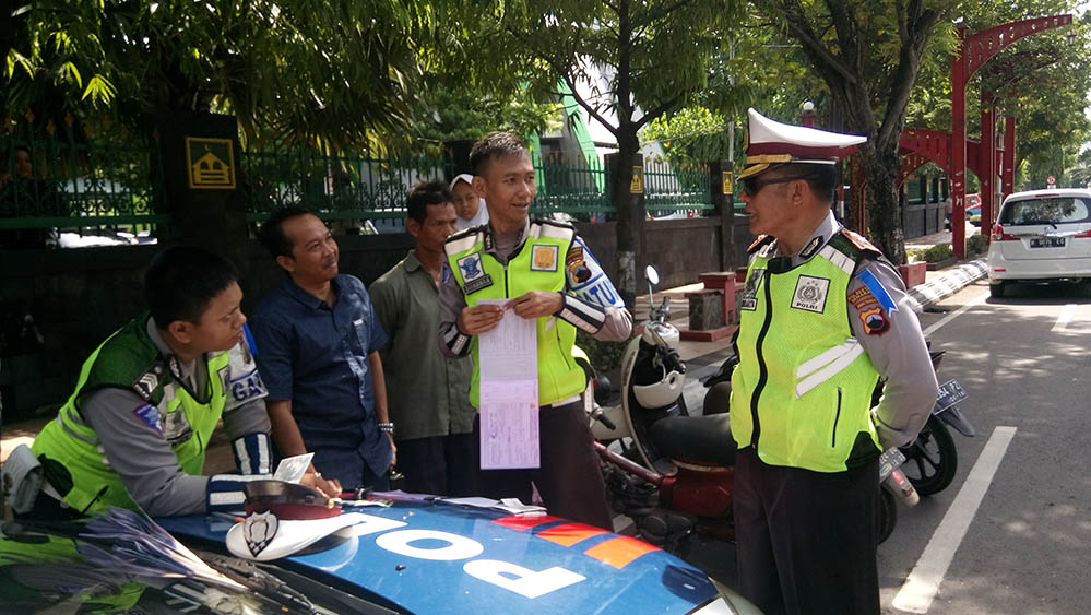 ribuan-pengendara-terjaring-operasi-zebra-candi-2017-polrestabes-semarang_20171114_153245.jpg