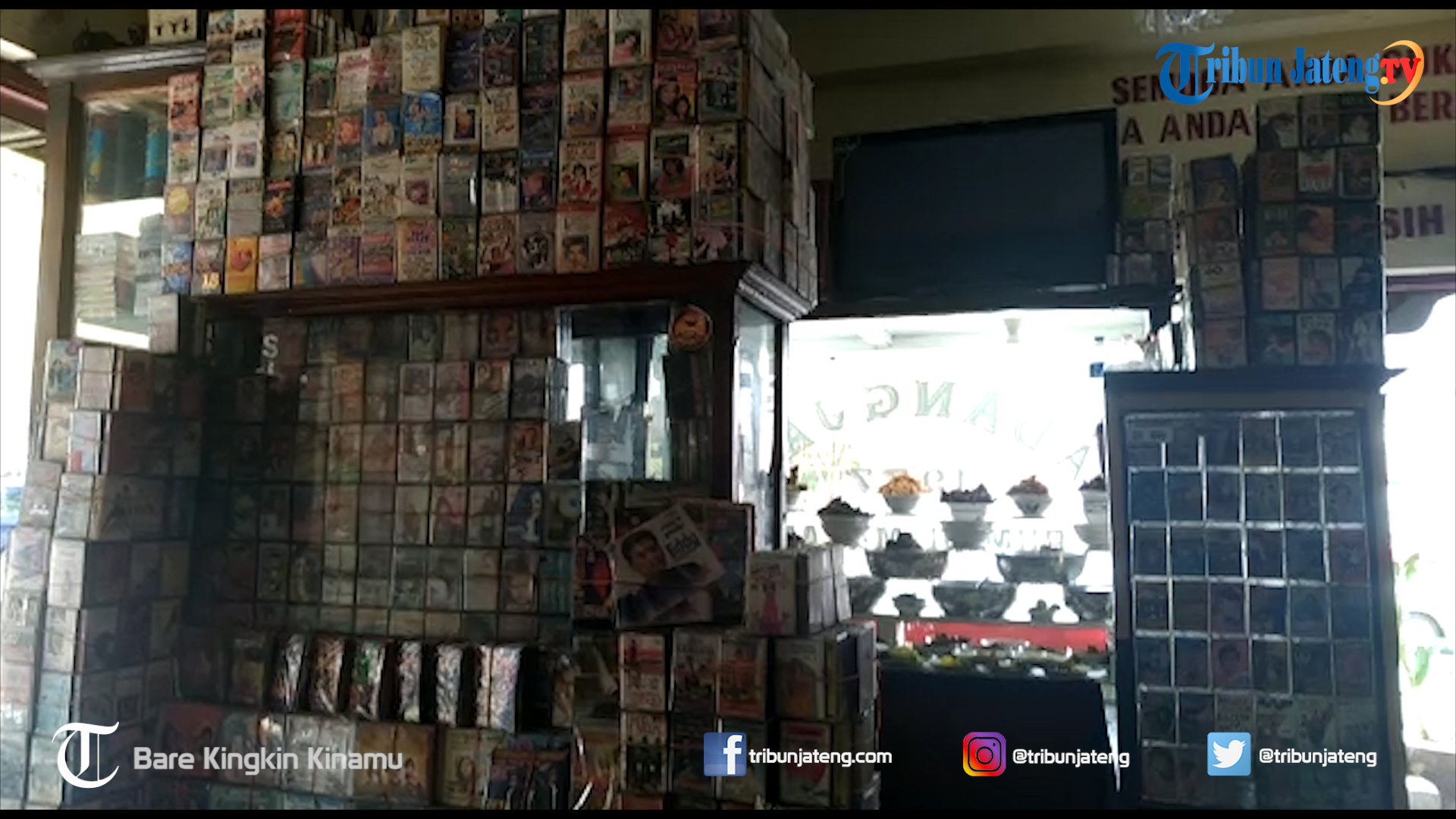 VIDEO SEMARANG : Selain Masakan Padang, Rumah Makan Ini Menjual Kaset Pita Kuno
