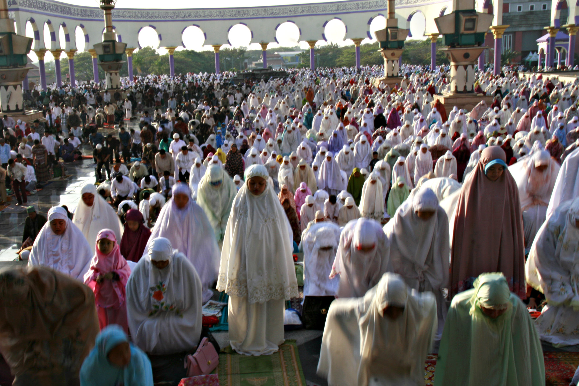 salat-idulfitri-di-masjid-agung-jawa-tengah_20150717_163944.jpg