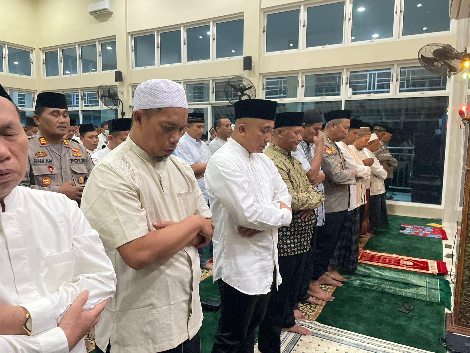 salat-tarawih-berjemaah-di-Masjid-Al-Ikhlas-Polresta-Pati.jpg