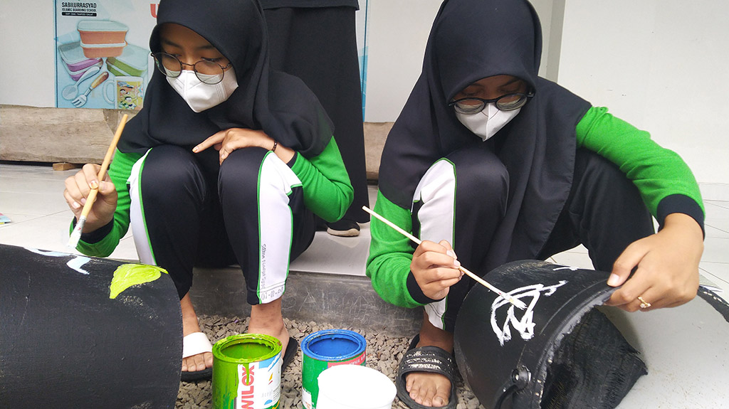 Santri Kendal Ubah Sampah Jadi Hasilkan Uang