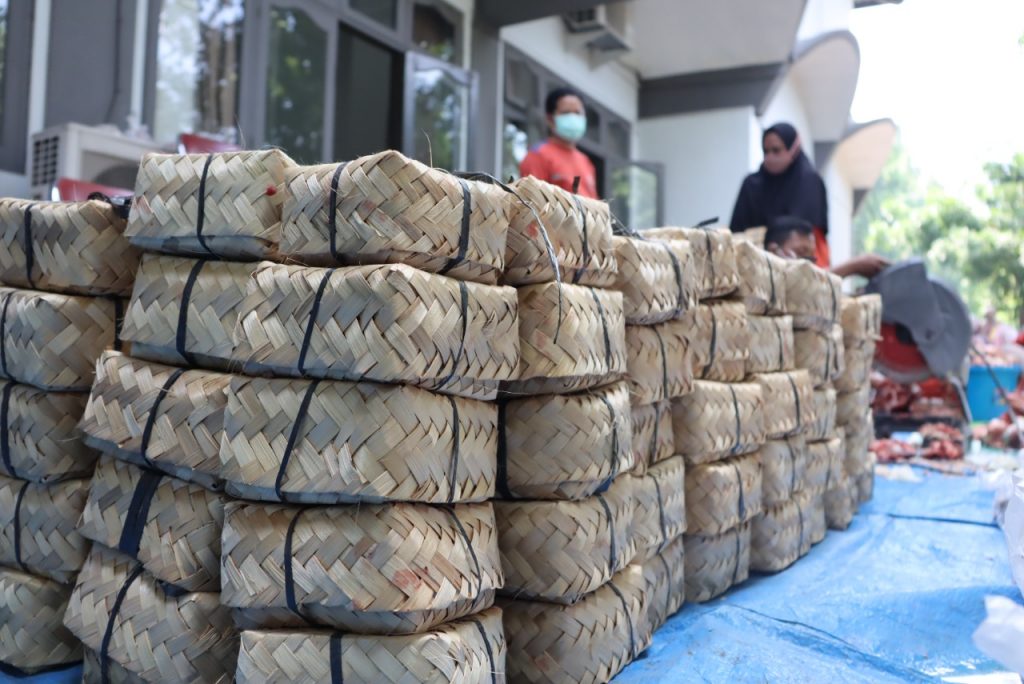 sebanyak-835-bungkus-daging-kurban-dibagikan-ke-warga-uin-serta-masyarakat-sekitar-kampus.jpg
