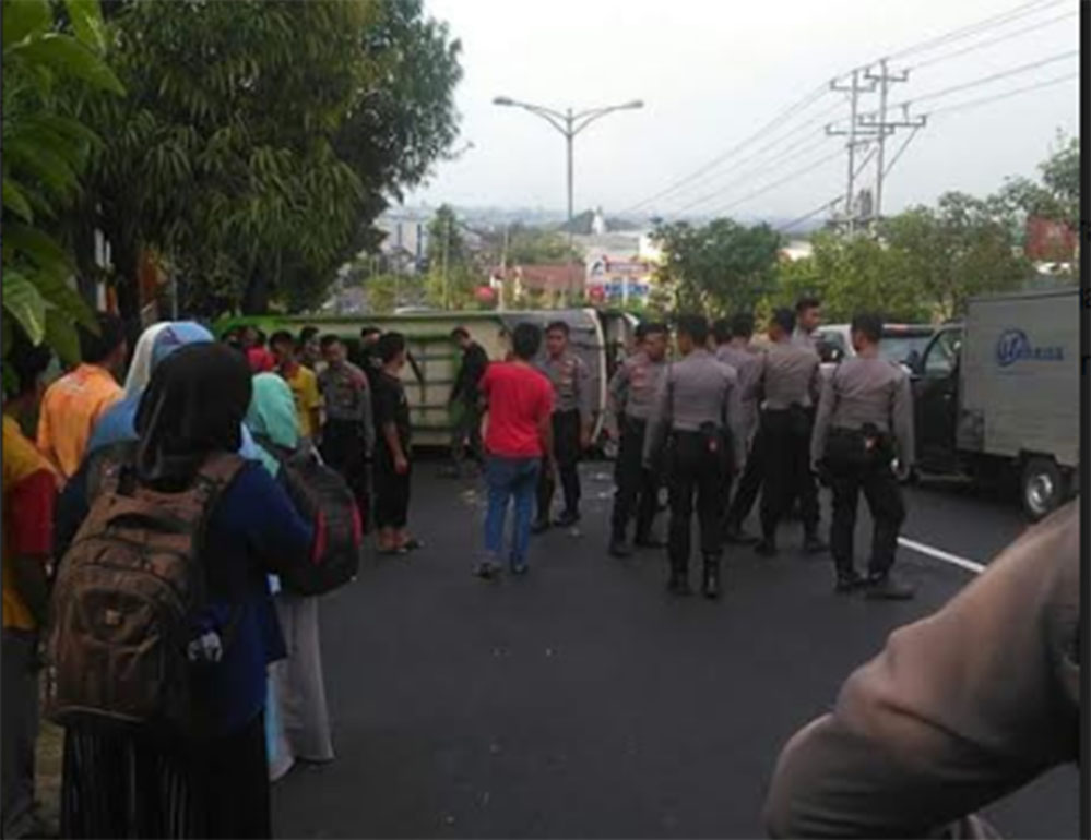 BREAKING NEWS, Bus Terguling Melintang Jalan di Ngaliyan