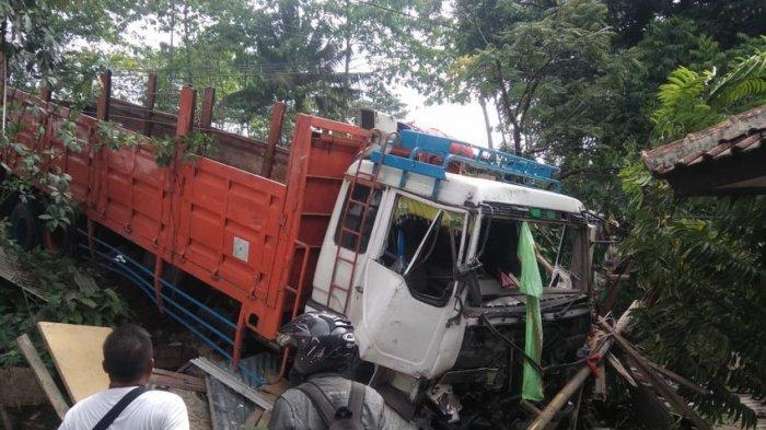 Diduga Rem Blong, Truk Fuso Kecelakaan Tabrak Warung dan Mobil