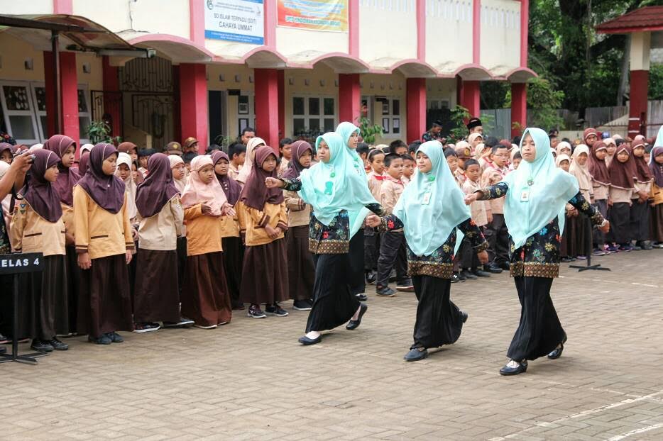 semua-petugas-upacara-di-sdit-cahaya-ummat-adalah-perempuan_20170421_184624.jpg