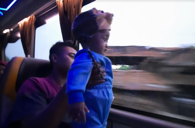 seorang-pemudik-sedang-melihat-kondisi-lalu-lintas-dari-dalam-bus-selasa-2542023.jpg