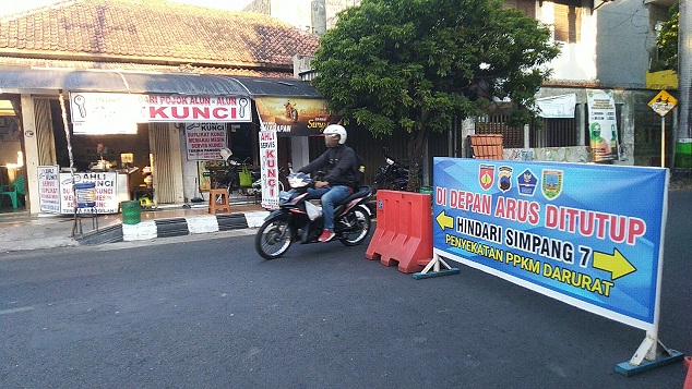 seorang-pengendara-melintas-di-ruas-yang-dibuka-di-jalan-sunan-muria-senin-2672021.jpg