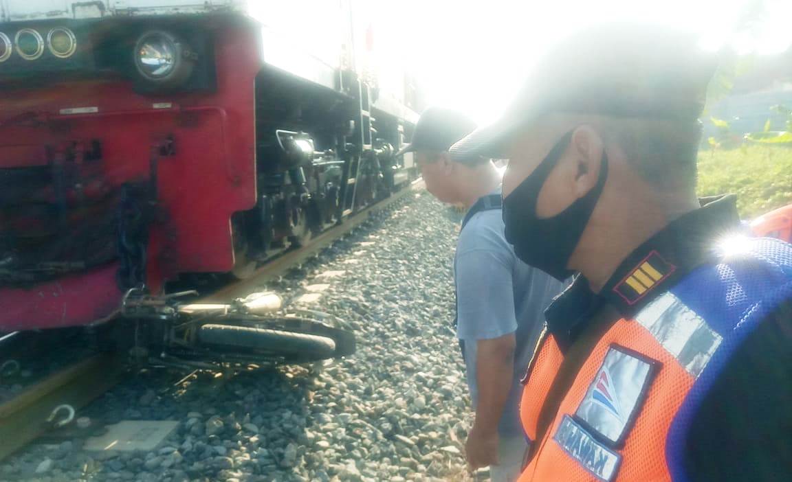 Terobos Pintu Perlintasan KA yang Sudah Tertutup, Pemotor di Kroya Cilacap Tewas