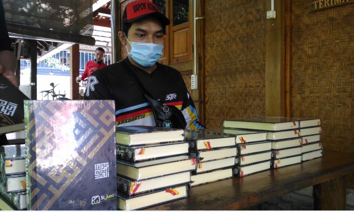 Komunitas Sijum Sedekaholic Kendal Bagikan 150 Alquran untuk Masjid dan Musala