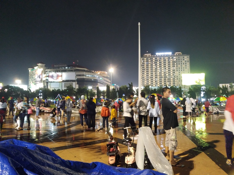 Hujan Tak Bikin Warga Urungkan Niat Nikmati Malam Pergantian Tahun Baru di Simpanglima