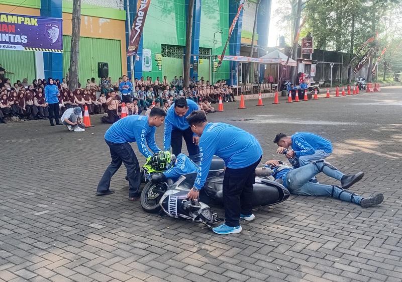 Simulasi Kecelakaan Satlantas Kudus: Edukasi Pelajar Bahaya Fatal Akibat Lalai Berkendara