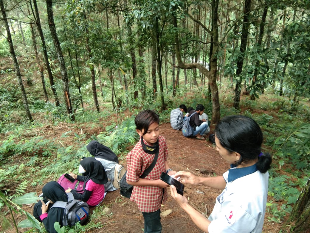 Setitik Sinyal Itu Ada di Bukit Dekimati, Potret Perjuangan Siswa MTs Pakis Hadapi Ujian Online