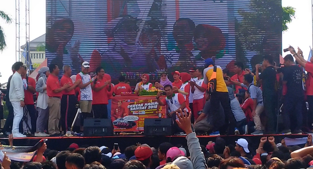 VIDEO SEMARANG : Atiqoh Pranowo Dapat Kejutan Ulang Tahun di Launching Peprpanjangan STNK Online