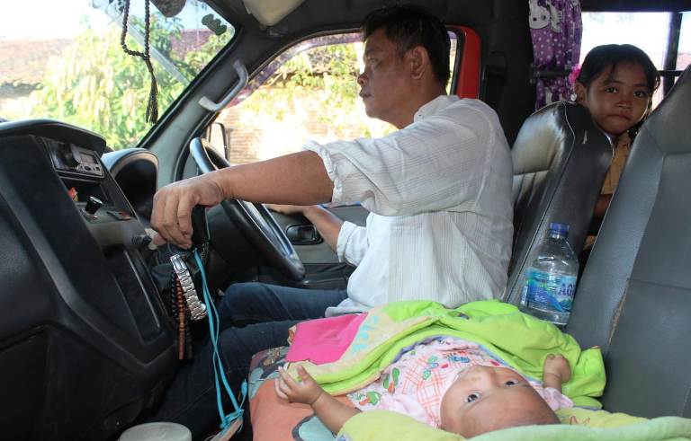 sopir-angkot-bawa-bayi.jpg