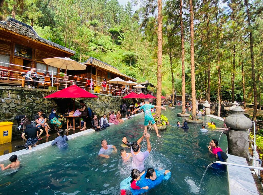 suasana-di-area-kolam-renang-yang-ada-di-guci-forest-kab-tegal.jpg
