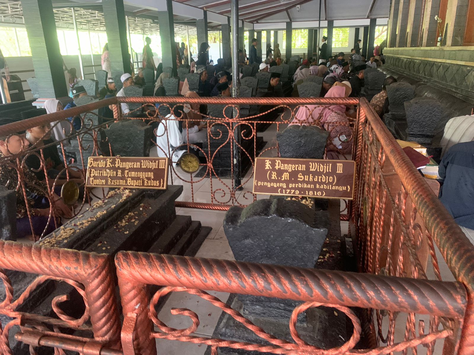 suasana-makam-sunan-kalijaga-kabupaten-demak.jpg