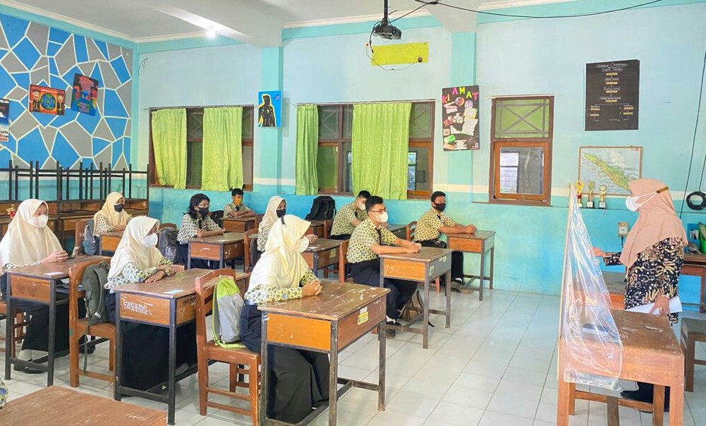 suasana-pelaksanaan-pembelajaran-tatap-muka-ptm-hari-pertama-di-smpn-1-slawi-tegal.jpg