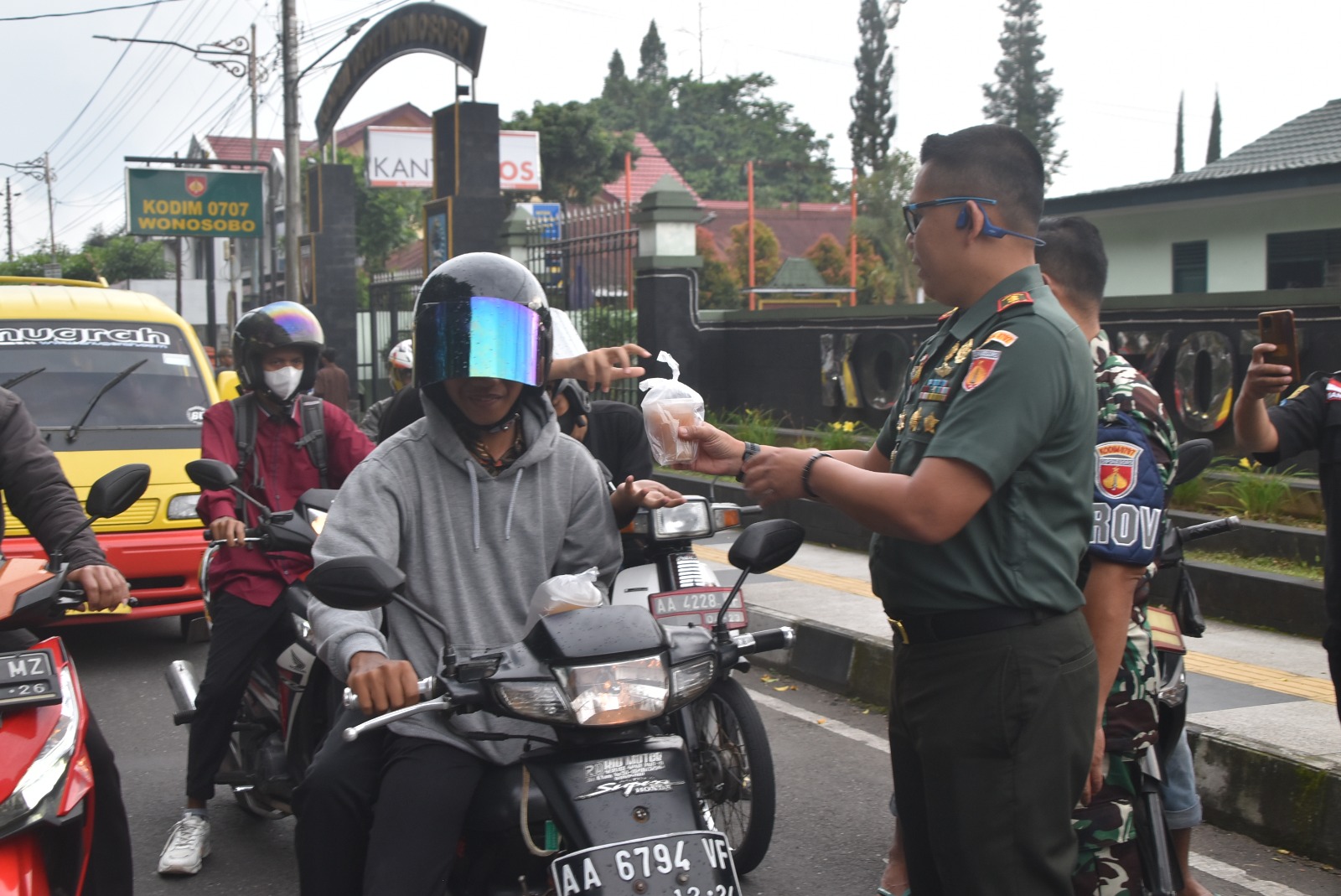 Berbagi Keberkahan di Bulan Suci Ramadhan, Kodim 0707/Wonosobo Bagikan Takjil Kepada Pengguna Jalan