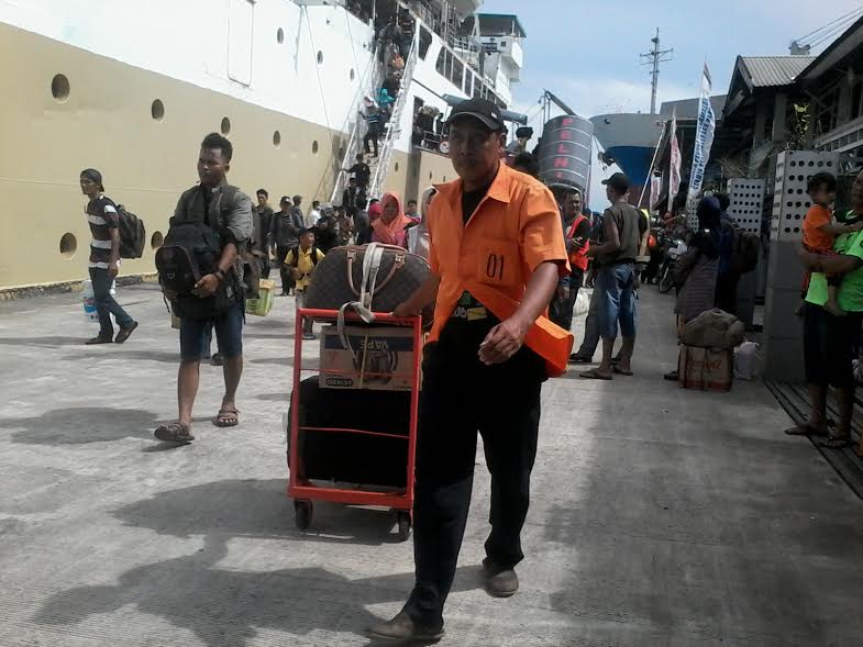 suasana-penumpang-yang-baru-turun-dari-kapal-di-pelabuhan-tanjung-emas-semarang-kamis-156_20170629_104717.jpg