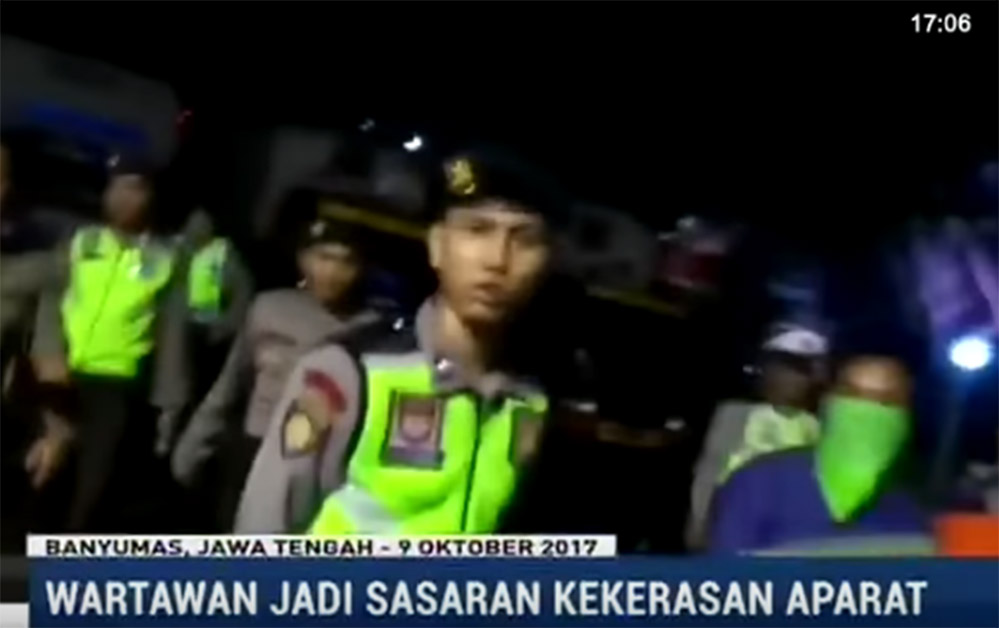 suasana-ricuh-pembubaran-unjukrasa-di-banyumas_20171012_135433.jpg