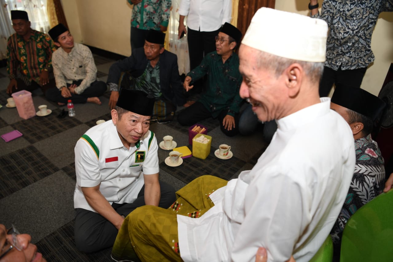 Kunjungi Pondok Al-Hidayat Demak, Suharso Plt Ketum PPP Pijat Kaki Kyai Misbahul Munir