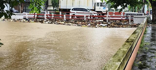 sumbatan-sampah-dan-banjirr.jpg