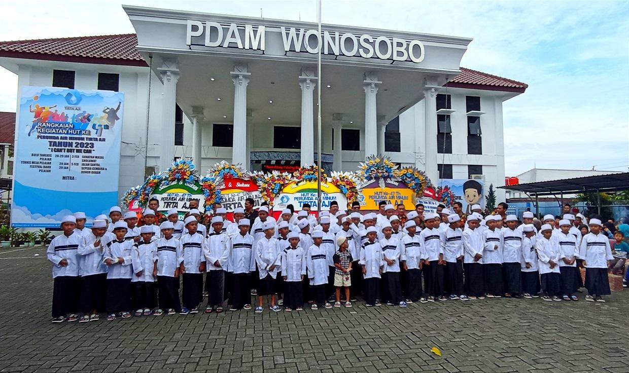 Masyarakat Manfaatkan Sunatan Massal di HUT ke 47 Perumda Air Minum Tirta Aji Wonosobo 