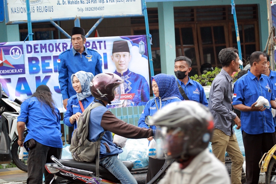 takjil-gratis-partai-demokrat-pati.jpg
