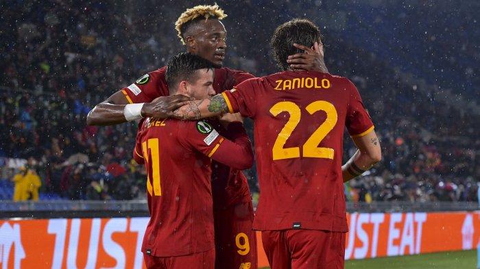 tammy-abraham-kiri-bersama-pemain-as-roma.jpg