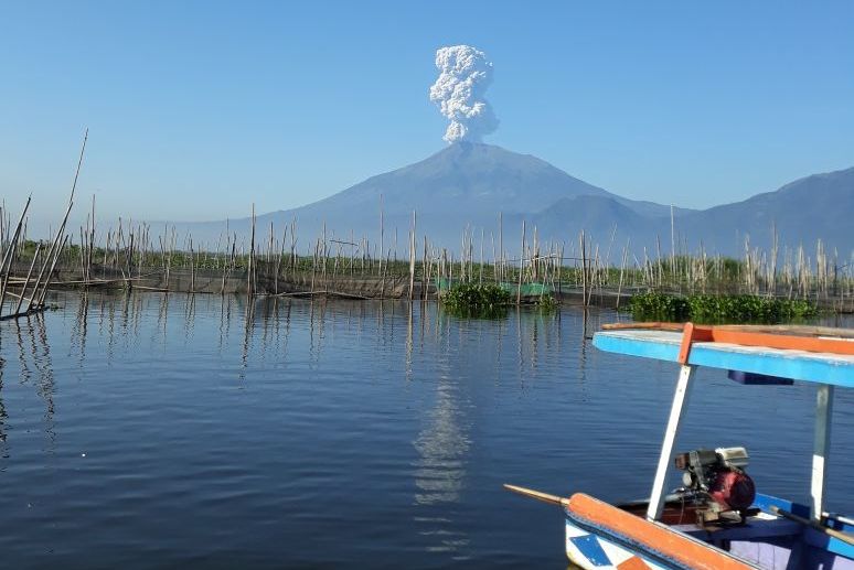 terjadi-letusan-freatik-di-gunung-merapi-magelang_20180511_081631.jpg