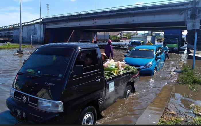 UPDATE : Puluhan Kendaraan Mogok Terobos Banjir di Bawah Jembatan Tol Kaligawe