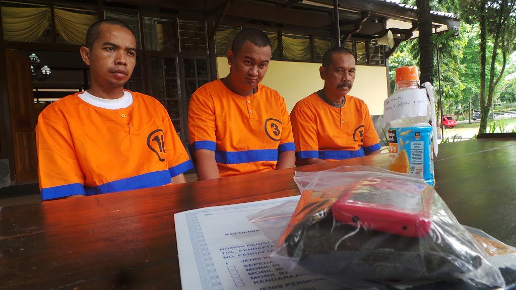 tiga-dari-lima-tersangka-yang-merupakan-pemakai-sekaligus-kurir-di-polres-salatiga_20161012_145433.jpg
