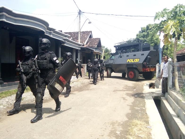 BREAKING NEWS : Tim Gegana Polda Jateng Sisir Rumah Irsyad, Ini yang Mereka Cari