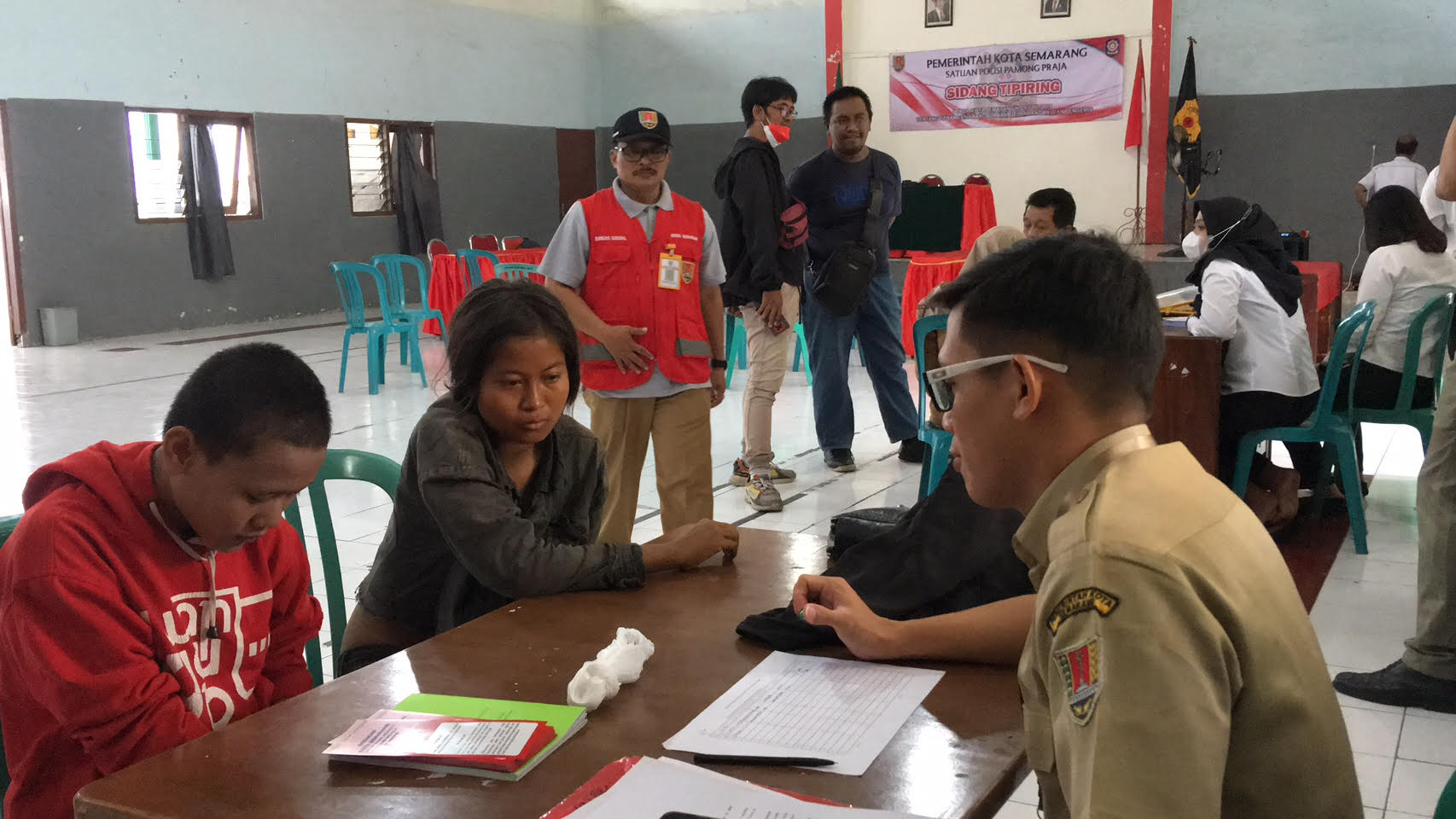 tim-yustisi-dari-pemkot-semarang-melakukan-asesmen-pada-anak-jalanan-dan-pgot.jpg