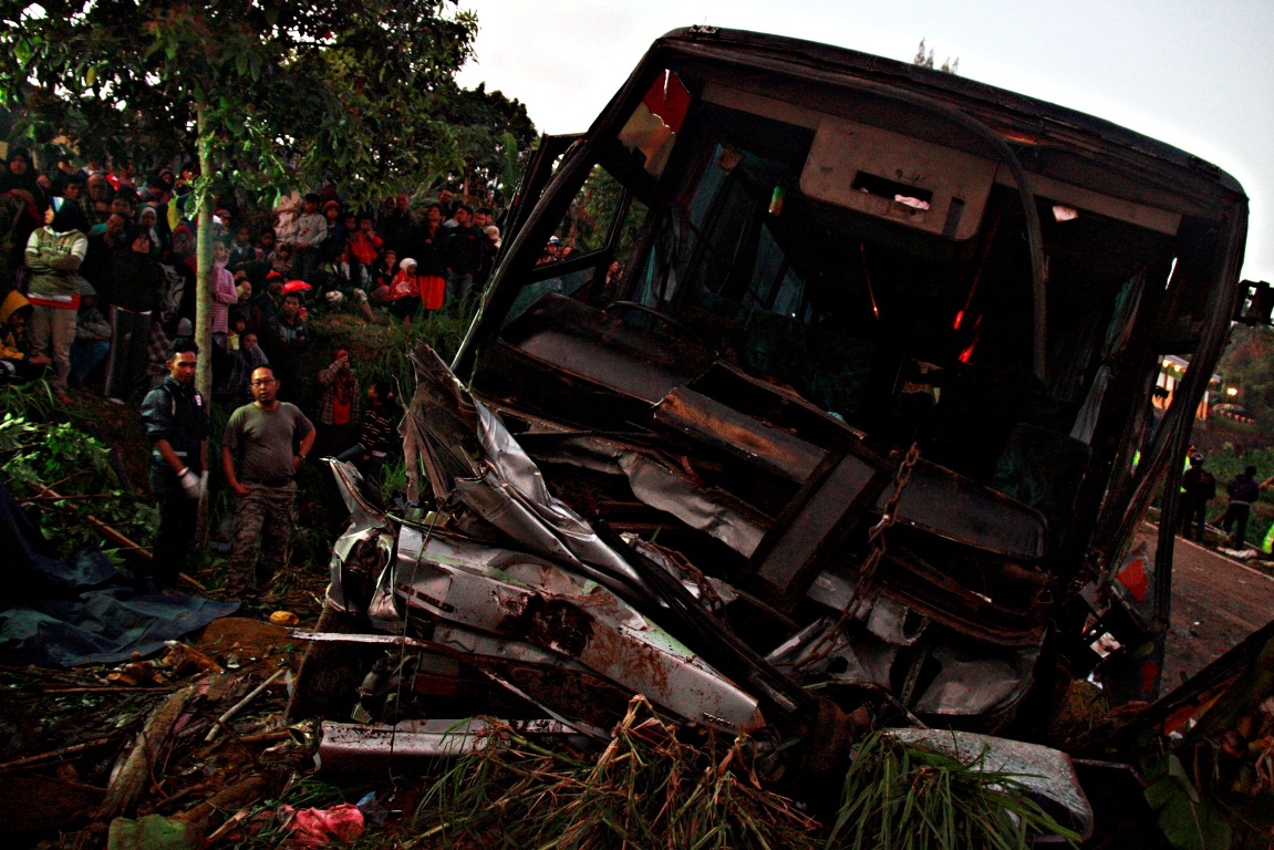 Bus Kecelakaan di Tol Banyumanik Tewaskan Satu Orang