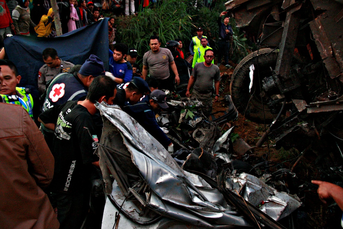 Setelah Dentuman, Terdengar Teriakan Bocah dari Sedan Ringsek