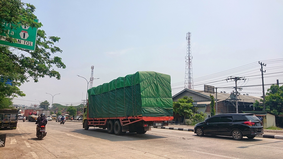 truk-melintas-jalan-pantura-semarang-kendal.jpg