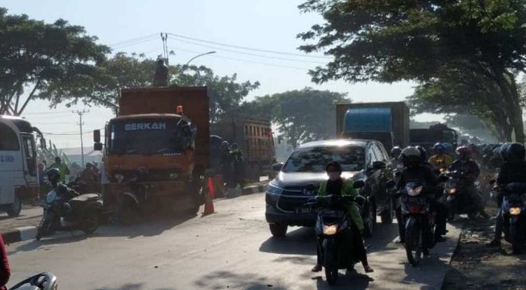 Jalur Pantura Demak Macet hingga 5 Kilometer, Ada Truk Mogok di Karangtengah