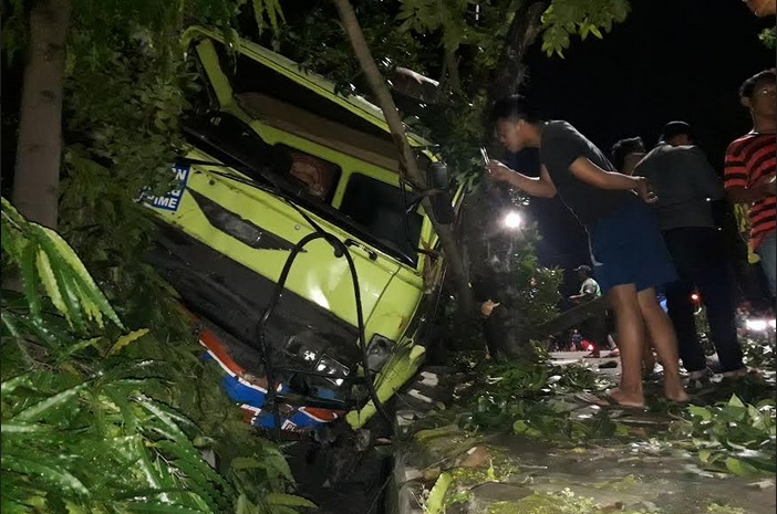 BREAKING NEWS: Truk Rem Blong Tabrak Pikap, Tiga Luka-luka