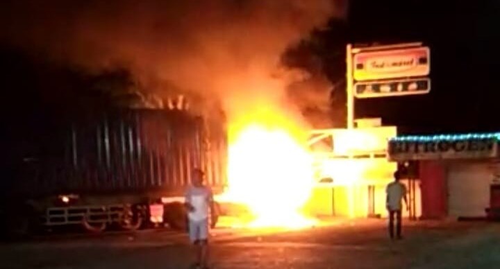 Truk Terbakar di Area Parkir SPBU Karanganyar Demak, Diduga Korsleting