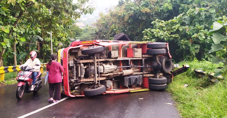 Hotline Semarang : Jalan Ambles di Tanjakan Dawung Membahayakan Pengendara