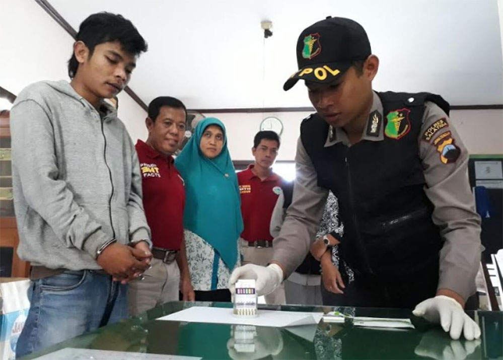 Gerak Gerik Ucil Mencurigakan, Begitu Digeledah Polisi Ternyata Ada Barang Ini