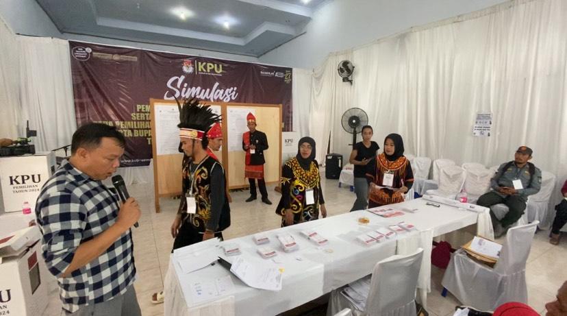 Perbaikan Baru saat Simulasi Pilkada 2024, Pemilih Periksa-Tunjukan Surat Suara Sebelum Mencoblos