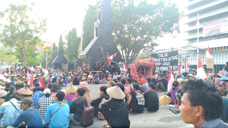 Petani Kendeng Lestari Berorasi di Depan Kantor DPRD Provinsi Jawa Tengah Cemaskan Perairan Sawahnya