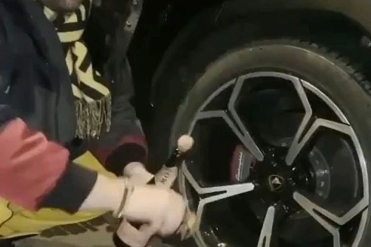 Anak Miliarder Dikecam Netizen gara-gara Cuci Roda Lamborghini Pakai Sampanye Seharga Rp 3,7 Juta