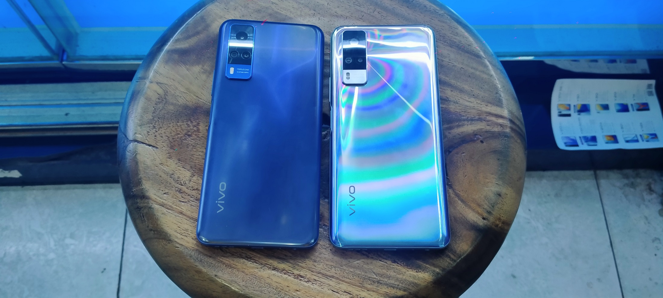 vivo-y51-warna-titanium-sapphire-di-sisi-kiri-dan-crystal-symphony-di-sisi-kanan.jpg