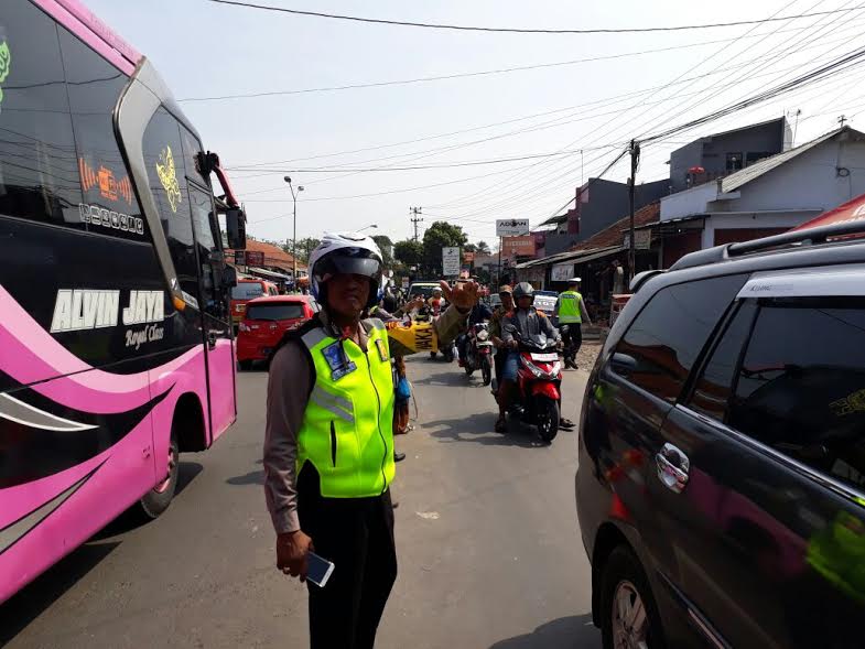 wakapolres-brebes-kompol-mashudi-mengatur-lalu-lintas-di-pasar-linggapura-kecamatan-tonjong_20170630_182538.jpg