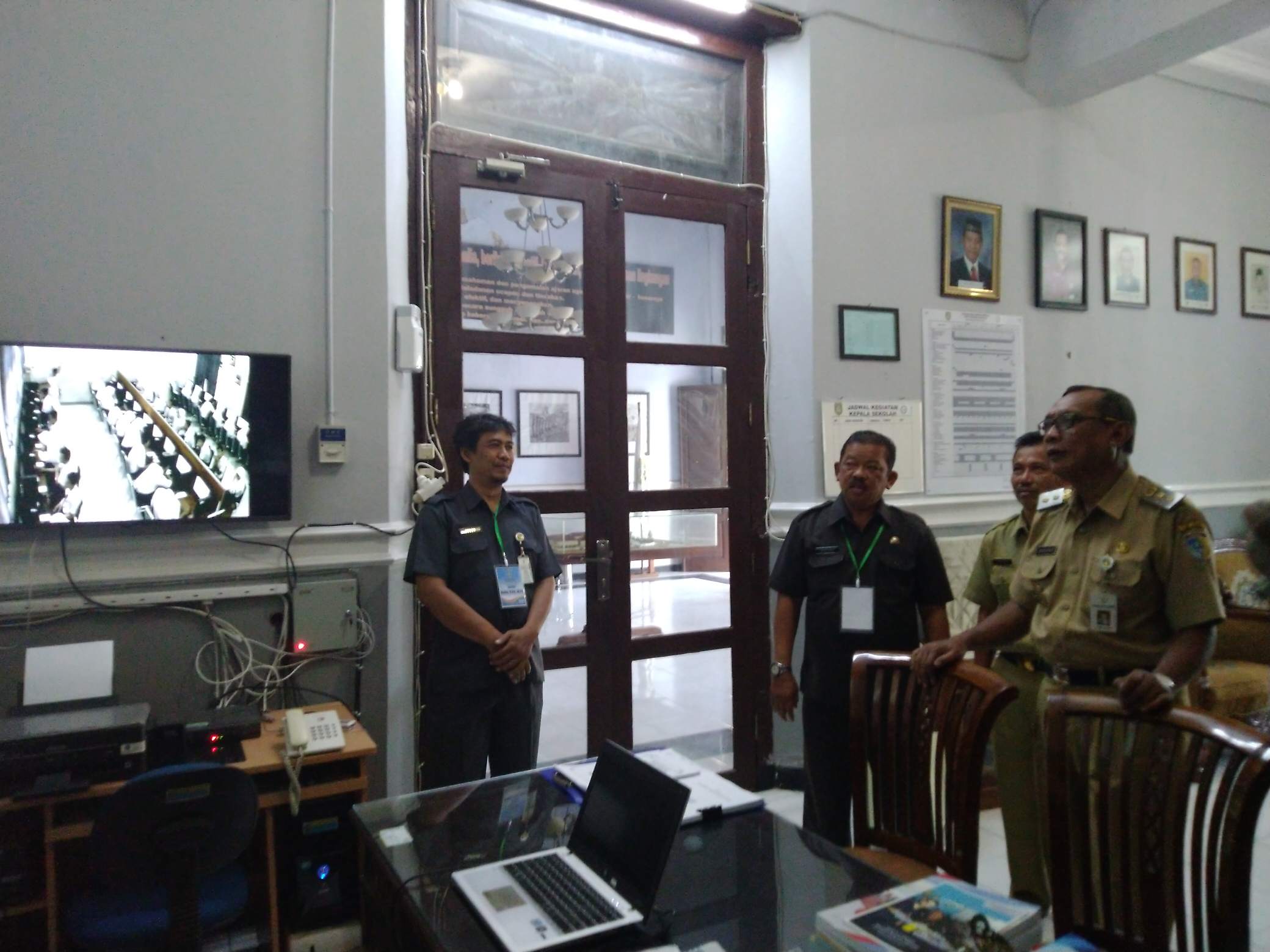 Wakil Bupati Demak Awasi UNBK di SMPN 2 Demak dari Ruang Kepala Sekolah